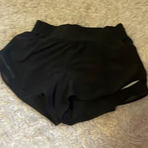 Lululemon high rise size 6 black hotty hot shorts 2.5